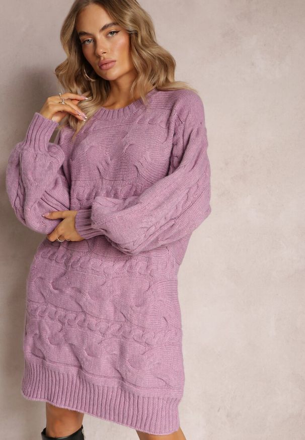 Renee - Ciemnofioletowy Długi Sweter Oversize z Wypukłym Splotem All Over Somet. Kolor: fioletowy. Długość: długie. Wzór: ze splotem. Styl: elegancki