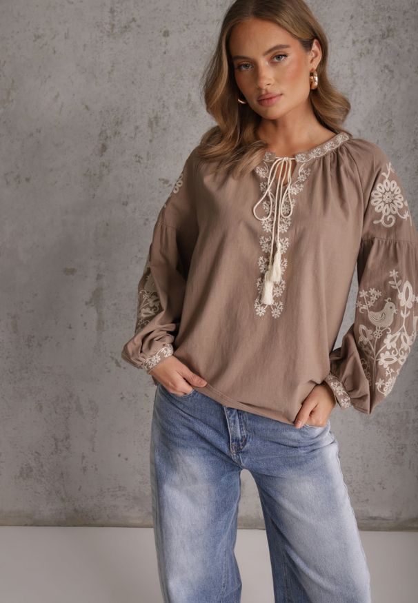 Renee - Beżowa Rustykalna Bluzka z Bawełny Zdobiona Haftem i Sznurkiem z Chwostami Marytea. Okazja: na co dzień. Kolor: beżowy. Materiał: bawełna. Długość: długie. Wzór: aplikacja, haft. Styl: casual, klasyczny