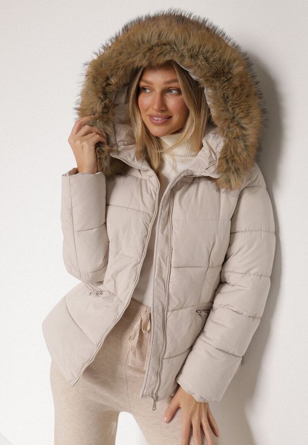 Born2be - Beżowa Pikowana Kurtka z Paskiem Nieodpinanym Kapturem i Futerkiem Retinda. Okazja: na co dzień, na spacer. Kolor: beżowy. Materiał: futro. Styl: casual