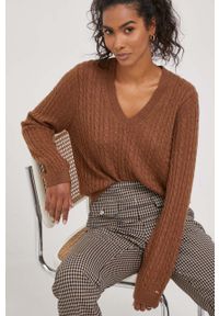 TOMMY HILFIGER - Tommy Hilfiger sweter wełniany damski kolor brązowy lekki. Kolor: brązowy. Materiał: wełna. Długość rękawa: długi rękaw. Długość: długie. Wzór: ze splotem #1