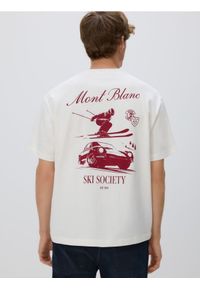 Reserved - T-shirt boxy z nadrukiem na plecach - złamana biel. Materiał: dzianina, bawełna. Wzór: nadruk #1