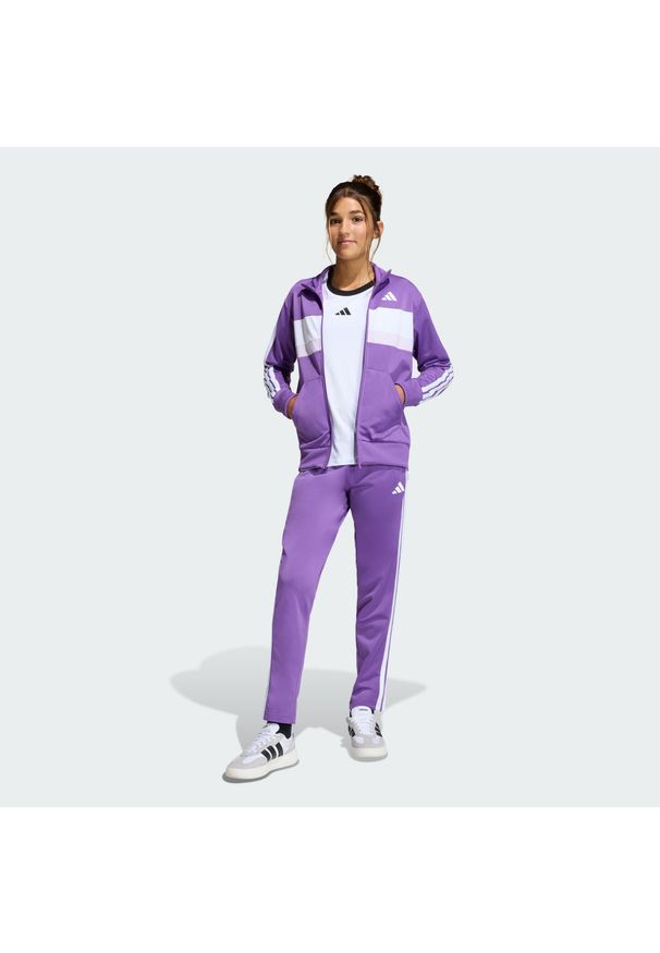 Adidas - Dres Seasonal Essentials Tiberio 3-Stripes Tricot Kids. Okazja: na uczelnię. Kolor: fioletowy, biały, wielokolorowy. Materiał: dresówka. Styl: młodzieżowy, sportowy