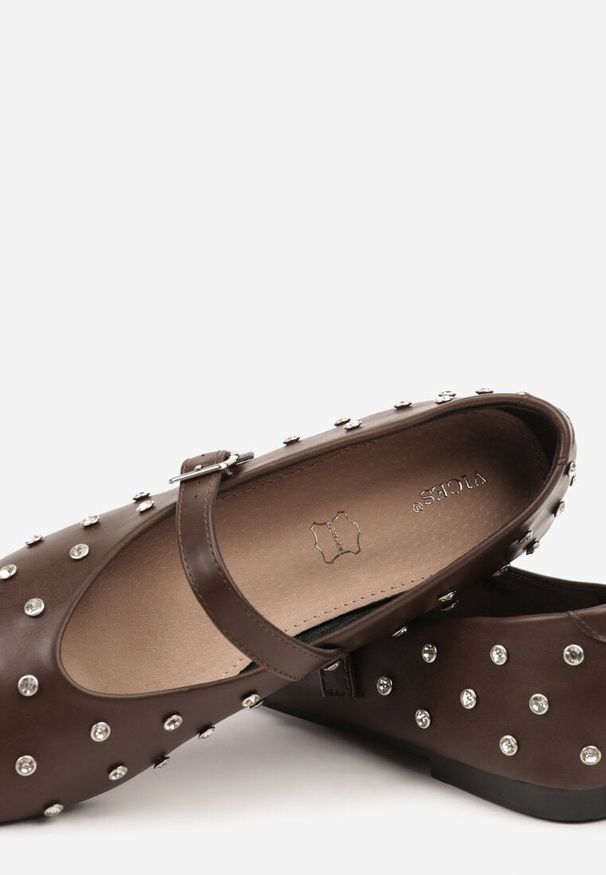 Born2be - Brązowe Balerinki Vices z Ćwiekami Paskiem z Klamerką i Skórzaną Wkładką Riletra. Okazja: na co dzień, na randkę. Zapięcie: pasek. Kolor: brązowy. Materiał: skóra. Wzór: grochy. Styl: casual, klasyczny, elegancki