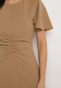 Born2be - Ciemnobeżowa Rozkloszowana Sukienka Ozdobiona Marszczeniem Odallica. Kolor: beżowy. Wzór: aplikacja. Typ sukienki: rozkloszowane. Styl: elegancki #3