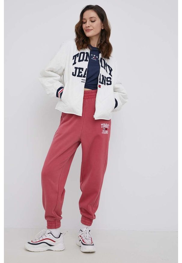 Tommy Jeans spodnie DW0DW11889.PPYY damskie kolor różowy gładkie. Kolor: różowy. Materiał: bawełna. Wzór: gładki