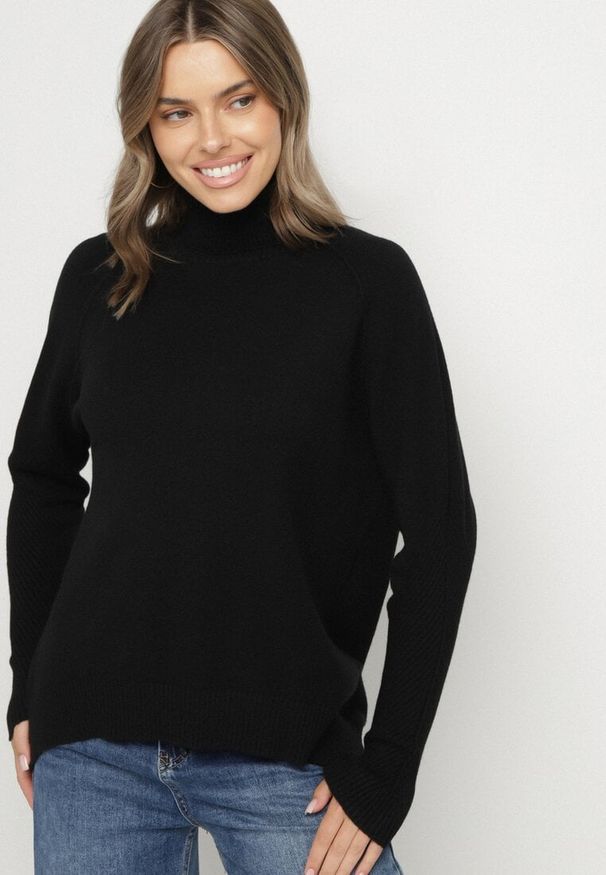 Born2be - Czarny Klasyczny Golf z Dodatkiem Kaszmiru Zoirmosa. Okazja: na co dzień, do pracy, na spotkanie biznesowe. Typ kołnierza: golf. Kolor: czarny. Materiał: kaszmir. Długość rękawa: długi rękaw. Długość: długie. Styl: klasyczny