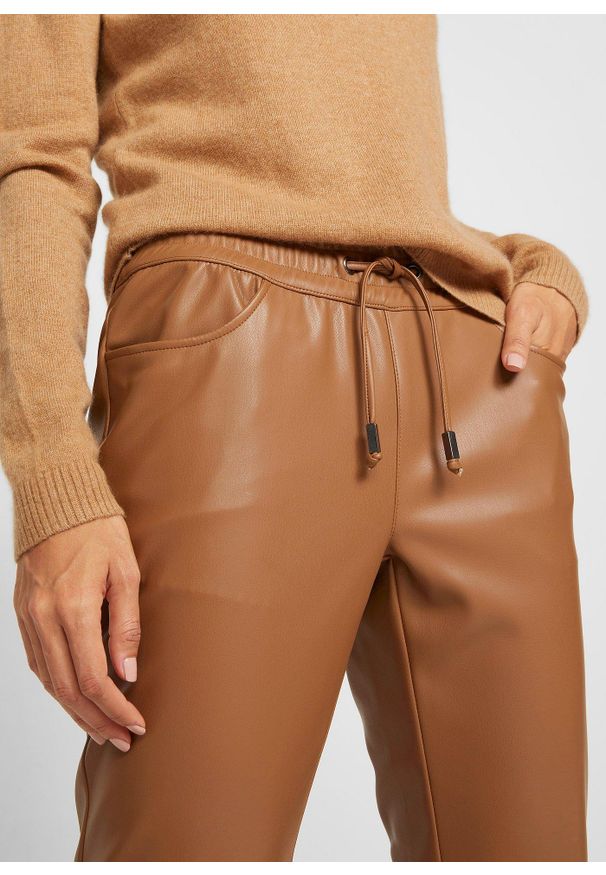 bonprix - Spodnie z gumką w talii, z imitacji skóry. Kolor: brązowy. Materiał: skóra