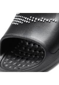 Klapki męskie Nike Victoru One Shower Slide. Kolor: czarny. Materiał: syntetyk, materiał. Sport: pływanie, fitness