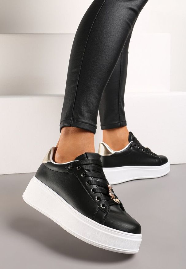 Renee - Czarno-Złote Sneakersy na Platformie z Metalowymi Zawieszkami i Cyrkoniami Nioko. Wysokość cholewki: przed kostkę. Kolor: czarny. Wzór: aplikacja. Obcas: na platformie
