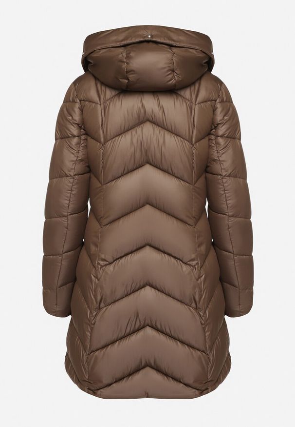 Born2be - Brązowa Pikowana Kurtka o Taliowanym Kroju z Kapturem i Futrzaną Podszewką Emithalla. Okazja: na co dzień. Typ kołnierza: kaptur. Kolor: brązowy. Materiał: futro. Długość rękawa: długi rękaw. Długość: długie. Styl: klasyczny, casual, elegancki