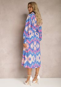 Renee - Niebiesko-Różowa Sukienka Midi o Koszulowym Fasonie Ozdobionym Wzorem w Stylu Etno Thailven. Kolor: niebieski. Wzór: aplikacja. Typ sukienki: koszulowe. Styl: etno. Długość: midi
