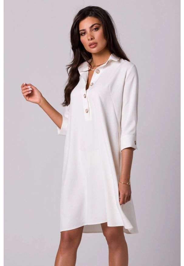 BeWear - Luźna sukienka z kołnierzykiem guzikami i kieszeniami ecru. Materiał: materiał. Typ sukienki: trapezowe
