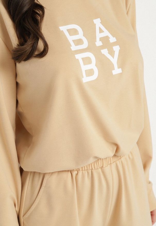 Born2be - Beżowy 2-Częściowy Komplet Dresowy Bluza z Nadrukiem i Luźne Szorty z Kieszeniami Ridana. Kolor: beżowy. Materiał: dresówka. Wzór: nadruk
