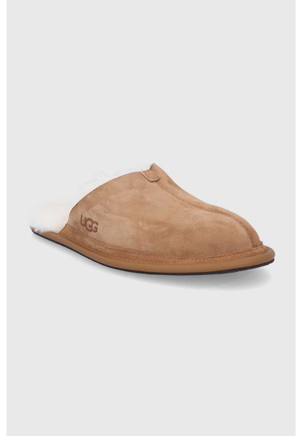 Ugg - UGG Kapcie zamszowe kolor brązowy. Kolor: brązowy. Materiał: zamsz. Wzór: gładki