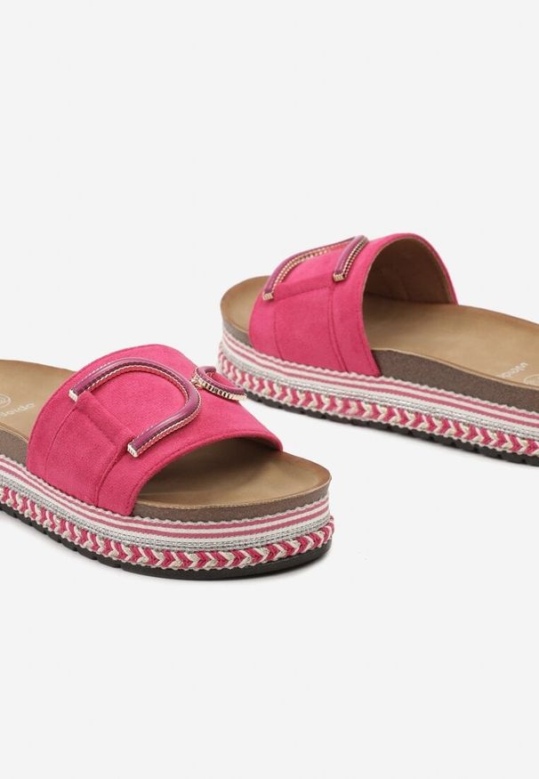 Renee - Fuksjowe Klapki z Wyściółką z Imitacji Skóry na Płaskiej Podeszwie z Metalową Ozdobą Caloen. Okazja: na spotkanie biznesowe, na spacer. Nosek buta: okrągły. Kolor: różowy. Materiał: skóra. Wzór: aplikacja. Sezon: lato. Obcas: na płaskiej podeszwie. Styl: elegancki, biznesowy