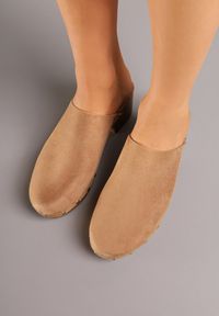 Born2be - Brązowe Klapki Mule w Stylu Drewniaków z Nitami na Słupkowym Obcasie Glerra. Nosek buta: okrągły. Kolor: brązowy. Sezon: lato. Obcas: na obcasie. Styl: klasyczny. Wysokość obcasa: średni