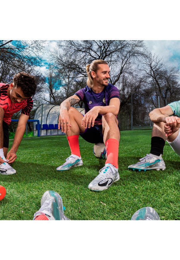 KIPSTA - Koszulka piłkarska Kipsta Viralto II edycja „AG” Antoine Griezmann. Kolor: niebieski, wielokolorowy, różowy, pomarańczowy, fioletowy. Materiał: poliester, elastan, tkanina, prążkowany, materiał. Sport: piłka nożna