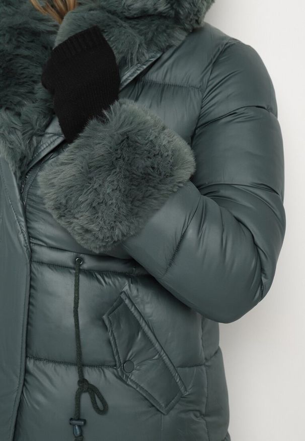 Born2be - Ciemnozielona Pikowana Kurtka z Kapturem i Futrzanymi Wstawkami Ściągana Sznurkiem w Talii Emirale. Okazja: na co dzień. Typ kołnierza: kaptur. Kolor: zielony. Materiał: futro. Wzór: aplikacja. Styl: elegancki, casual