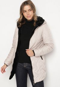 Born2be - Beżowa Pikowana Kurtka Dwustronna z Kapturem i Futerkiem Rinaresa. Okazja: na co dzień. Typ kołnierza: kaptur. Kolor: beżowy. Materiał: futro. Styl: elegancki, casual #2