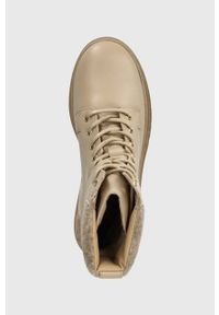 TOMMY HILFIGER - Tommy Hilfiger botki skórzane FEMININE FELT LACE UP BOOTIE damskie kolor beżowy na płaskim obcasie ocieplone FW0FW07500. Zapięcie: sznurówki. Kolor: beżowy. Materiał: skóra. Obcas: na obcasie. Styl: klasyczny. Wysokość obcasa: niski #2