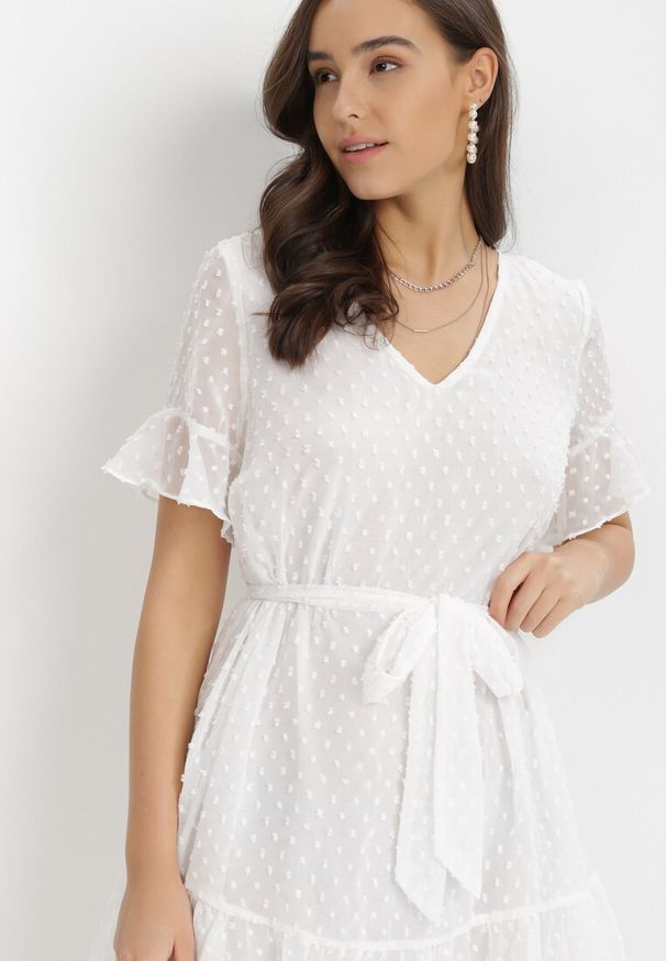 Born2be - Biała Sukienka Acalopei. Okazja: na imprezę. Typ kołnierza: dekolt w serek. Kolor: biały. Materiał: materiał, tkanina. Typ sukienki: trapezowe. Styl: wizytowy. Długość: mini