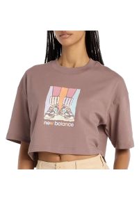 Koszulka damska New Balance WT53904EAS - brązowa. Kolor: brązowy. Materiał: bawełna. Długość rękawa: krótki rękaw. Długość: krótkie. Wzór: napisy #1