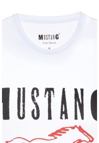 Mustang - MUSTANG T SHIRT BASIC PRINT TEE GENERAL WHITE 1008373 2045. Typ kołnierza: kaptur. Materiał: bawełna, jeans, skóra, dzianina. Długość rękawa: krótki rękaw. Długość: krótkie. Wzór: nadruk. Sezon: lato. Styl: sportowy, klasyczny