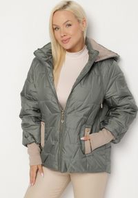 Born2be - Zielona Pikowana Kurtka o Prostym Kroju z Kapturem Tulorisa. Okazja: na co dzień, na spacer. Typ kołnierza: kaptur. Kolekcja: plus size. Kolor: zielony. Materiał: jeans. Wzór: aplikacja. Styl: klasyczny, casual, elegancki