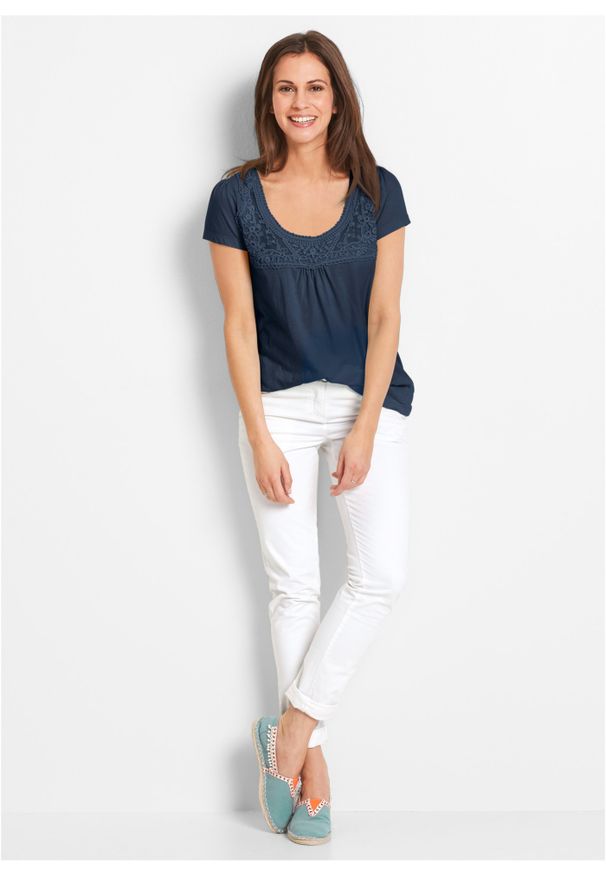 bonprix - Shirt bawełniany z koronką i krótkim rękawem. Kolor: niebieski. Materiał: bawełna, koronka. Długość rękawa: krótki rękaw. Długość: krótkie. Wzór: koronka. Sezon: lato