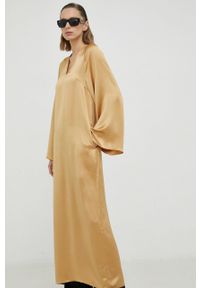 By Malene Birger sukienka Brynn kolor żółty maxi prosta. Okazja: na co dzień. Kolor: żółty. Materiał: tkanina, satyna, materiał, acetat. Długość rękawa: długi rękaw. Wzór: ze splotem. Typ sukienki: proste. Styl: casual. Długość: maxi #3