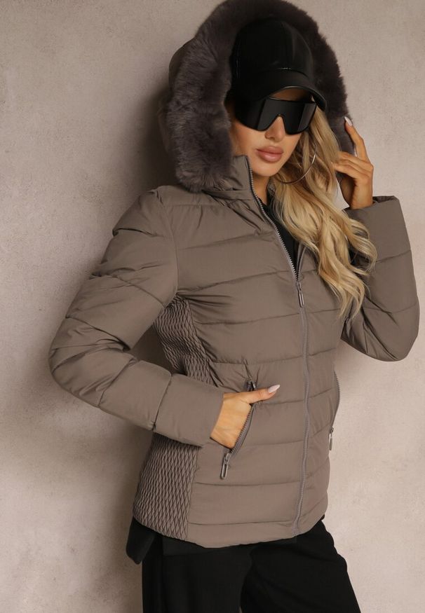 Renee - Ciemnoszara Taliowana Kurtka z Pikowanymi Przeszyciami z Kapturem z Futerkiem Loretina. Okazja: na co dzień. Typ kołnierza: kaptur. Kolor: szary. Materiał: futro. Sezon: zima. Styl: casual