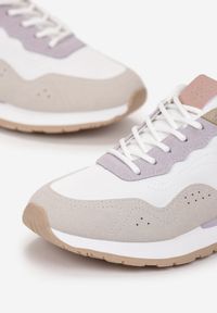 Renee - Biało-Fioletowe Sneakersy Zdobione Wstawkami z Imitacji Skóry Fayela. Kolor: fioletowy. Materiał: skóra. Wzór: aplikacja #5