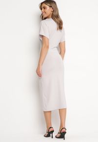 Born2be - Jasnoszara Asymetryczna Sukienka Midi o Dopasowanym Fasonie Tivalle. Kolor: szary. Typ sukienki: asymetryczne. Długość: midi #3