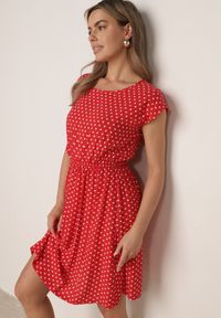 Born2be - Czerwona Wiskozowa Sukienka w Kropki o Rozkloszowanym Kroju Dionesa. Okazja: na co dzień, do pracy. Kolor: czerwony. Materiał: wiskoza. Wzór: kropki. Typ sukienki: proste, rozkloszowane. Styl: elegancki, casual #5