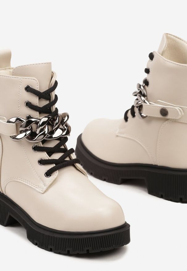 Born2be - Beżowe Zimowe Botki Workery na Grubej Podeszwie z Ozdobnym Łańcuszkiem przy Cholewce Rinnisae. Okazja: na co dzień. Kolor: beżowy. Materiał: welur, jeans, futro. Szerokość cholewki: normalna. Wzór: kolorowy, aplikacja. Sezon: zima. Styl: casual, elegancki