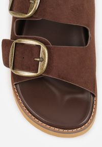 Born2be - Brązowe Klapki VICES z Dwoma Paskami i Metalicznymi Klamrami Kaliniassi. Nosek buta: otwarty. Kolor: brązowy. Materiał: skóra, zamsz. Wzór: aplikacja. Sezon: lato. Obcas: na obcasie. Wysokość obcasa: niski #9