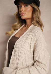 Renee - Beżowy Kardigan Nierozpinany o Długim Kroju Ozdobiony Tłoczeniem Vailithe. Okazja: na co dzień, na spacer. Kolor: beżowy. Materiał: jeans. Długość: długie. Wzór: aplikacja. Styl: casual, elegancki