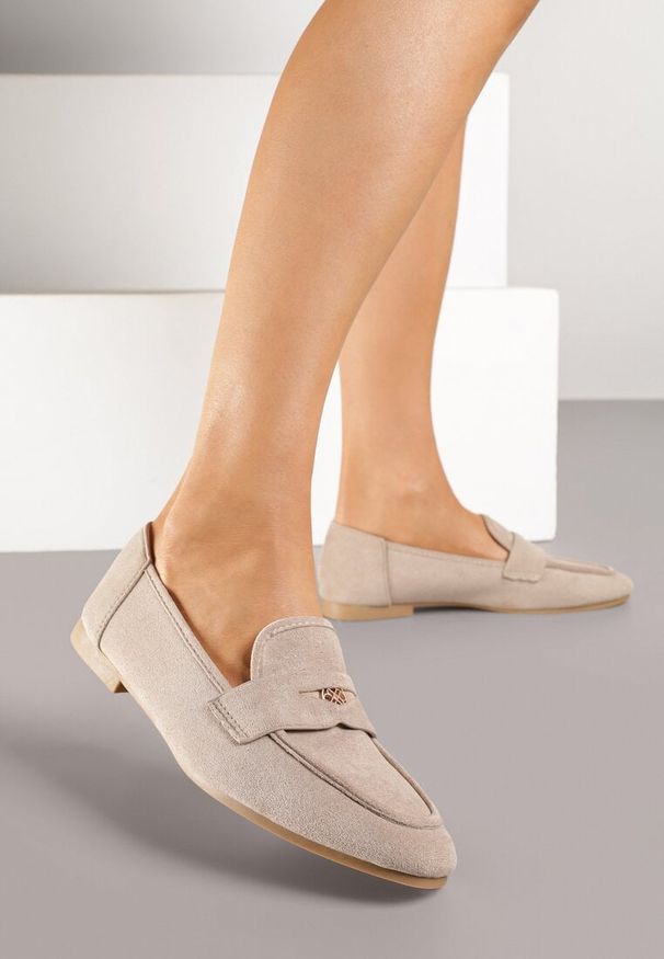 Born2be - Ciemnobeżowe Mokasyny z Metaliczną Ozdobą Vertivria. Okazja: na co dzień. Kolor: beżowy. Materiał: jeans. Wzór: aplikacja. Styl: casual, elegancki