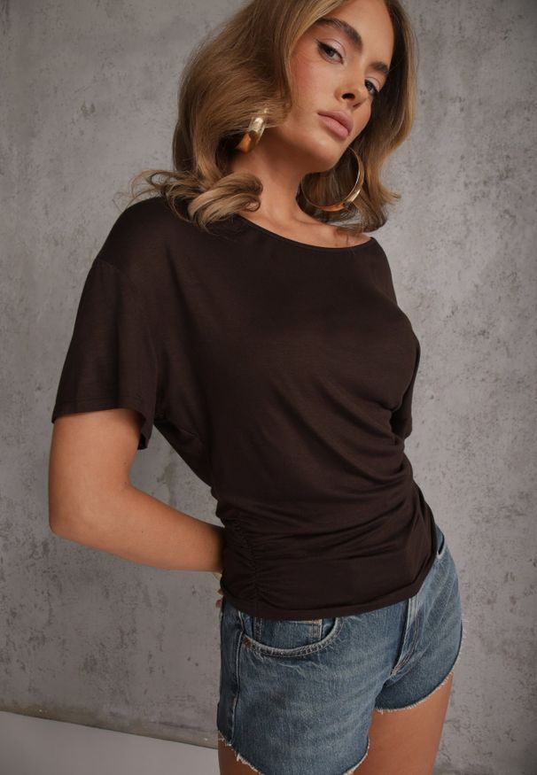 Renee - Brązowa Nietoperzowa Bluzka z Wiskozy na Jedno Ramię z Marszczeniem w Talii Ariciane. Okazja: na co dzień. Kolor: brązowy. Materiał: wiskoza. Styl: casual