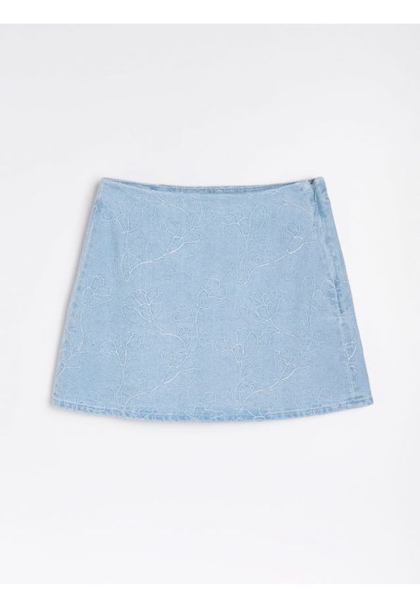 Sinsay - Jeansowa spódnica mini z haftowanymi kwiatami - niebieski. Kolor: niebieski. Materiał: jeans. Wzór: kwiaty, haft