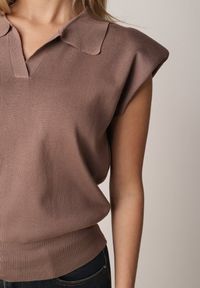 Born2be - Brązowa Wiskozowa Bluzka Sweterkowa z Usztywnionymi Ramionami i Kołnierzykiem Katano. Okazja: na co dzień. Kolor: brązowy. Materiał: wiskoza. Wzór: aplikacja. Styl: casual, elegancki, klasyczny #4