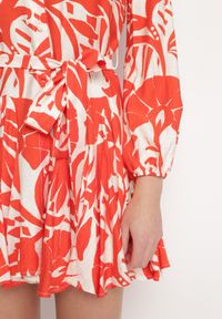 Born2be - Pomarańczowa Rozkloszowana Sukienka Mini z Paskiem Zdobiona Abstrakcyjnym Wzorem Frelia. Kolor: pomarańczowy. Materiał: materiał. Wzór: aplikacja. Typ sukienki: koszulowe. Długość: mini #6