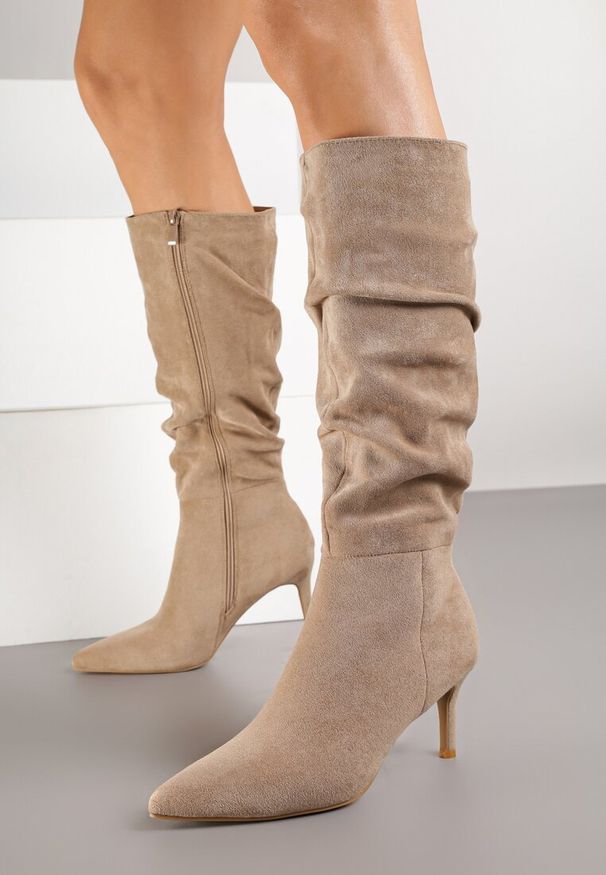 Renee - Ciemnobeżowe Marszczone Kozaki z Imitacji Zamszu na Obcasie Typu Szpilka Rilavira. Okazja: na co dzień. Kolor: beżowy. Materiał: zamsz. Obcas: na obcasie. Styl: elegancki, casual. Wysokość obcasa: średni