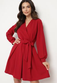 Born2be - Czerwona Rozkloszowana Sukienka z Kopertowym Dekoltem i Wszytym Wiązanym Paskiem Temithie. Okazja: na co dzień. Typ kołnierza: dekolt kopertowy. Kolor: czerwony. Materiał: jeans. Typ sukienki: kopertowe. Styl: casual, elegancki #6