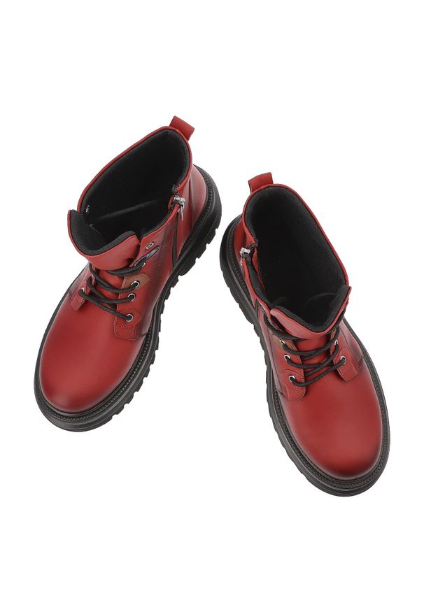 Botki damskie Artiker, na grubej platformie za kostkę na zamek i skórzane z okrągłym noskiem, czerwone, 57C2193. Okazja: na co dzień, na spacer. Wysokość cholewki: za kostkę. Nosek buta: okrągły. Zapięcie: zamek. Kolor: czerwony. Materiał: skóra. Obcas: na platformie. Styl: casual