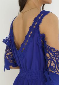 Born2be - Granatowa Sukienka Mini Hiszpanka na Ramiączkach z Koronkowymi Rękawami i Gumką w Pasie Giovati. Okazja: na co dzień. Typ kołnierza: dekolt hiszpanka. Kolor: niebieski. Materiał: koronka. Długość rękawa: na ramiączkach. Styl: casual. Długość: mini #3