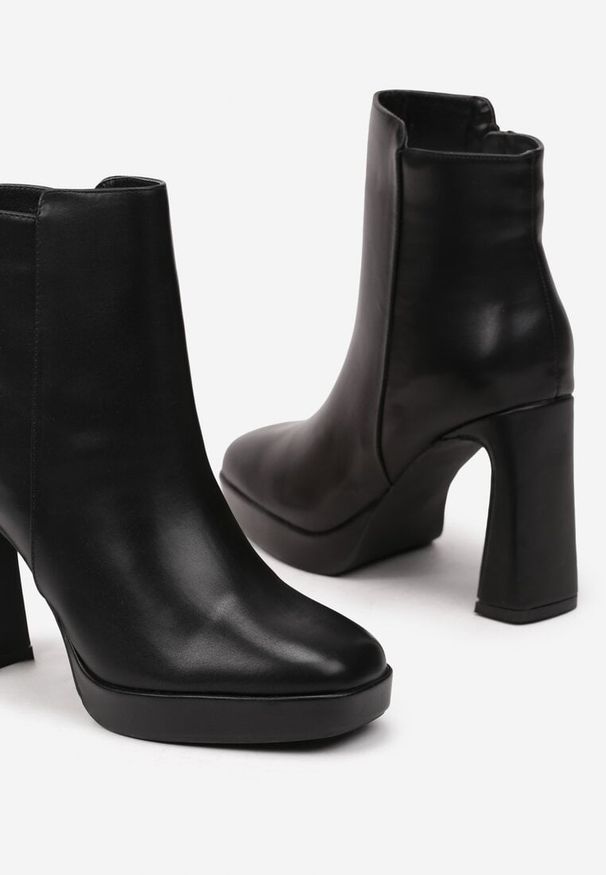Renee - Czarne Botki na Słupku w Minimalistycznym Stylu Atarvia. Okazja: na co dzień. Kolor: czarny. Materiał: bawełna, jeans. Obcas: na słupku. Styl: elegancki, casual