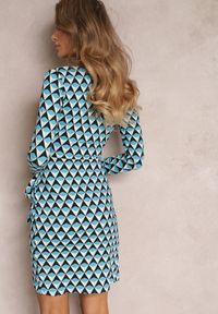 Renee - Niebieska Kopertowa Sukienka Mini w Mozaikowy Wzór Jalilah. Kolor: niebieski. Typ sukienki: kopertowe. Długość: mini