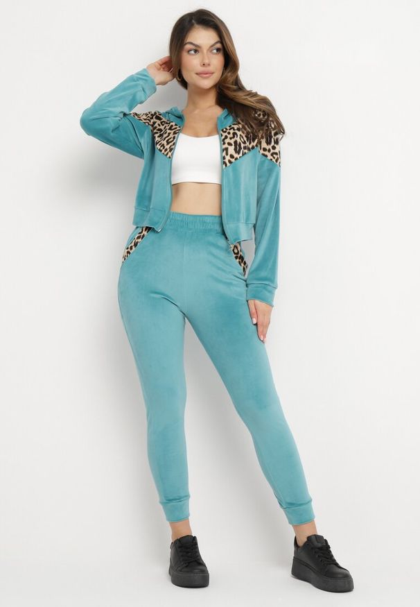 Born2be - Jasnoniebieski 2-Częściowy Komplet Dresowy z Animal Print Bluza z Kapturem i Spodnie z Kieszeniami Arieli. Kolor: niebieski. Materiał: dresówka. Wzór: nadruk