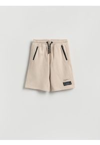 Reserved - Szorty bermudy - kremowy. Kolor: kremowy. Materiał: dzianina, bawełna